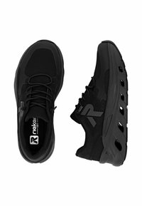 Černé sportovní boty s prodyšným síťovaným svrškem, polstrovaným límcem, tkaničkami a strukturální gumovou podrážkou s výřezy pro flexibilitu.