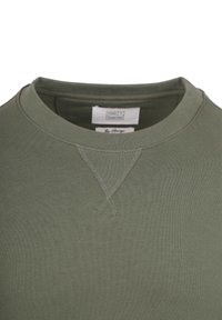 Olijfgroene crewneck sweatshirt met ribgebreide kraag en V-vormige stiksel onder de halslijn.