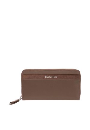 Cartera marrón con cremallera alrededor, con bolsillo frontal y logotipo blanco "BOGNER" centrado sobre el bolsillo en una superficie de piel lisa.