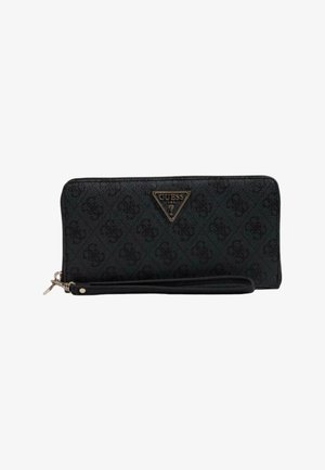 Monedero negro de Guess con exterior texturizado, placa de logo en tono dorado, cierre con cremallera y correa para la muñeca. Presenta un patrón de monograma en relieve.