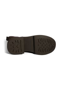 Braune Wildlederstiefelsohle mit strukturiertem Profilmuster, mit abgerundeter Form und festem schwarzem Gummiboden für Grip.