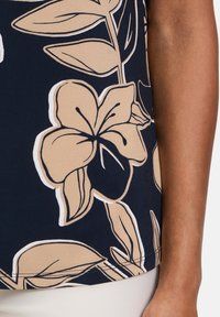 Betty Barclay MIT WASSERFALLAUSSCHNITT - Print T-shirt - dark blue beige