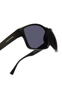 Ochelari de soare Black Hawkers cu lentile rectangulare de culoare închisă și montură groasă, pe fundal alb.