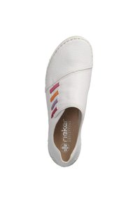 Chaussure slip-on en cuir blanc avec des accents cousus, arborant cinq rayures colorées en rose, orange et violet sur le côté. Semelle intérieure texturée visible.
