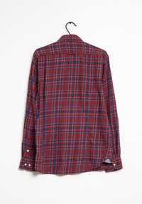 Camisa de manga larga de cuadros rojos con líneas azules y naranjas, con cuello abotonado, dobladillo redondeado y puños con botones.