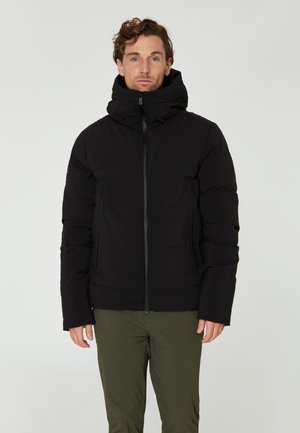 Veste noire rembourrée avec un col haut, fermeture éclair à l'avant et deux poches latérales. Présente un tissu texturé et une coupe décontractée.