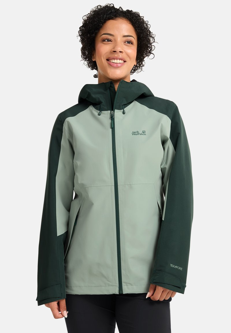 Hellgrüne wasserdichte Jacke mit dunkelgrünen Akzenten, einem Reißverschluss vorne, verstellbarer Kapuze und Logodetail. Glatte Textur und lässige Passform.