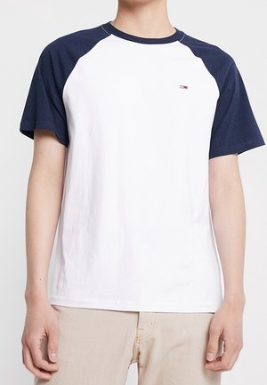 Biała bawełniana koszulka z krótkimi granatowymi raglanowymi rękawami. Na piersi małe logo oraz klasyczny okrągły dekolt.