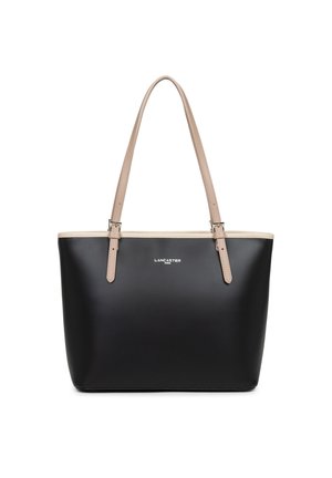 Sac fourre-tout en cuir noir avec des accents beige clair, doubles poignées, texture lisse et logo embossé sur le devant.