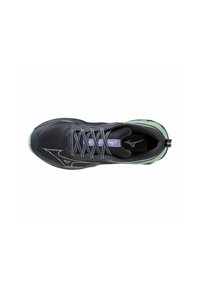 Zapato deportivo negro con parte superior de malla, cordones grises y detalles verdes en la suela. Presenta una superficie texturizada y un logotipo prominente en el costado.