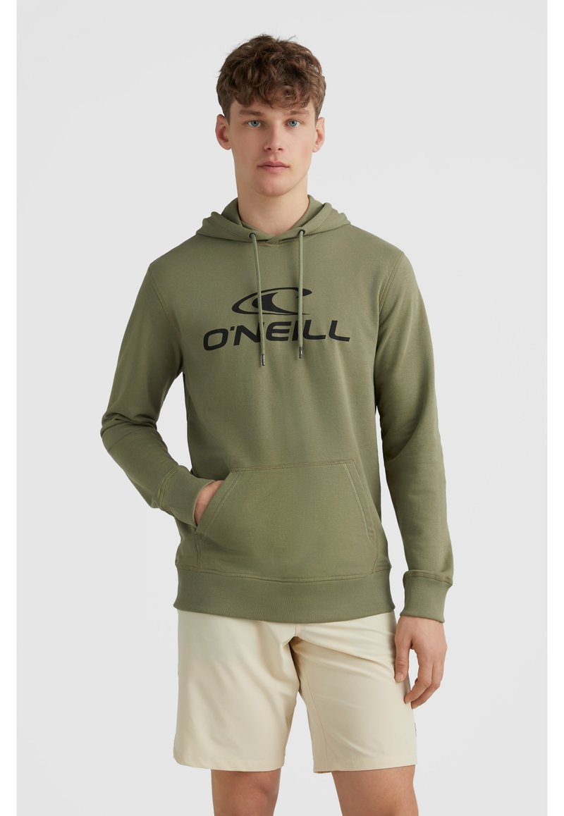Oliivroheline kapuutsiga dressipluus, millel on eesmine tasku, nööriga kapuuts ja suur must "O'Neill" logo. Seljas on beežid lühikesed püksid, millel on mugav lõige.