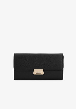 Portafoglio in pelle nera con superficie testurizzata, dotato di una chiusura a scatto color oro e logo del marchio sulla parte anteriore, forma rettangolare e design discreto.