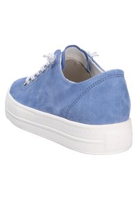 Baskets en daim bleu clair avec un bout rond, une semelle en caoutchouc blanche et des lacets blancs. Elles présentent un arrière texturé et une doublure intérieure lisse.