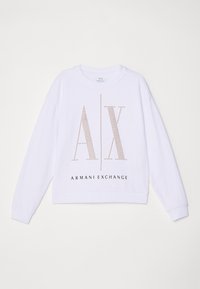 Sudadera blanca de corte holgado, con un gran logo "A/X" con tachuelas metálicas y el texto "ARMANI EXCHANGE" en negro debajo.