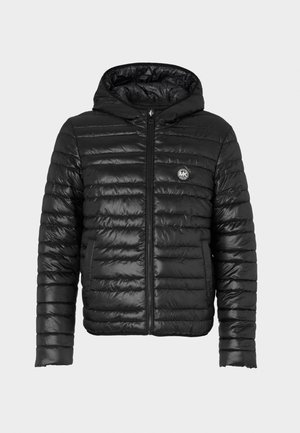 Chaqueta de plumas negra con cierre de cremallera, capucha y diseño acolchado vertical. Presenta un parche con el logo en el pecho y una textura suave y brillante.