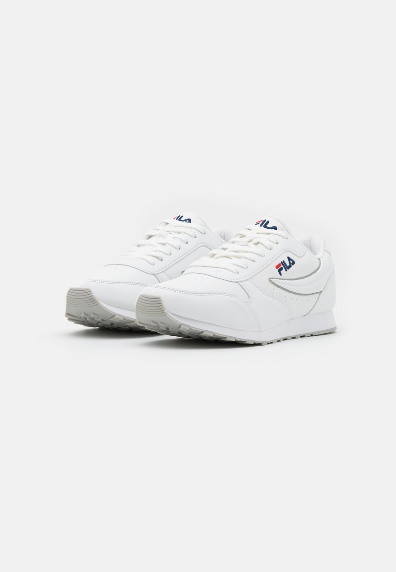 Zapatillas deportivas blancas con diseño de cordones, que cuentan con una parte superior de cuero texturizado, cuello acolchado y discretos acentos de logo en azul y rojo.