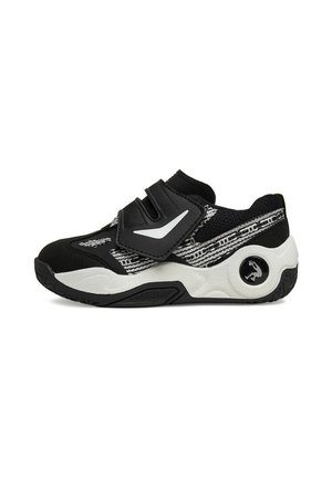 Scarpa da ginnastica bassa bianca e nera con due cinturini regolabili, suola testurizzata e logo circolare sul lato del tallone.