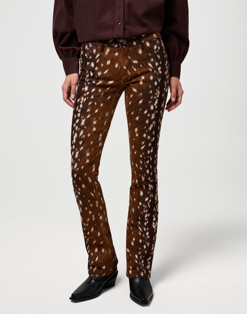 Pantaloni maro cu un model textured, având un design stropit în nuanțe deschise și închise, asortați cu pantofi negri cu vârful ascuțit.