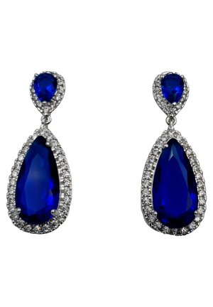 Orecchini a goccia con gemme blu a forma di pera, circondati da strass trasparenti, con montatura in argento lucido e dettagli intricati.
