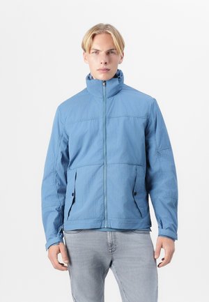 Lyseblå jakke med høj krave, frontlynlås og sidelommer. Har et struktureret stof og et slankt design med stitched paneler.