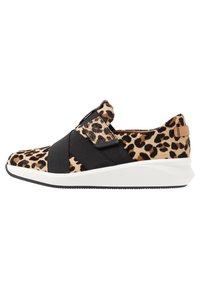 Sneaker con stampa leopardata, dotato di cinturini elastici neri, una suola intermedia bianca e una suola in gomma. Include un'etichetta posteriore per indossarlo facilmente.