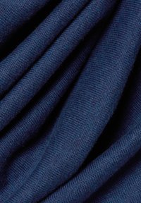 Marineblaues Strickgewebe mit glatter Textur, das weiche Falten und subtile Farbtonvariationen aufweist. Keine sichtbaren Muster oder Hardware.