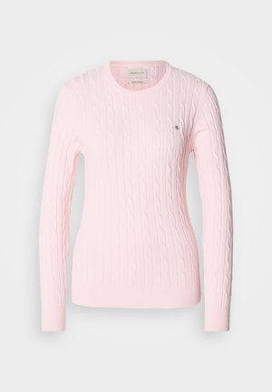 Pull en maille rose avec de longues manches, col rond, ourlet et poignets côtelés. Petit logo sur la poitrine. Texture douce.