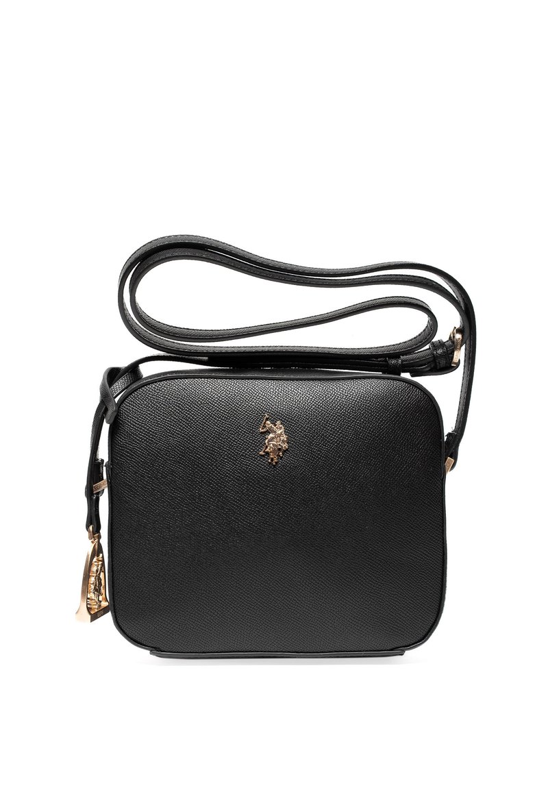Svart läder crossbody-väska med texturerad yta, gyllene detaljer och en präglad emblem. Har en avtagbar rem för mångsidighet.