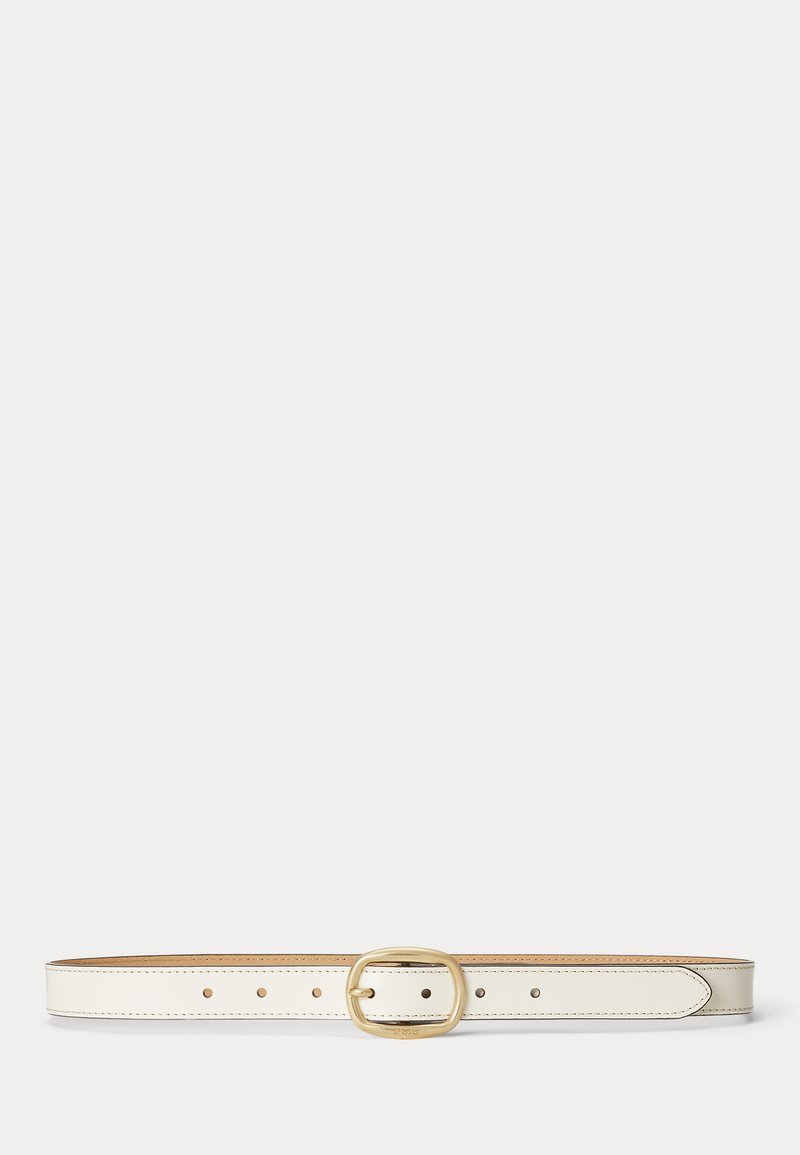 Cinto de couro branco com uma fivela oval dourada, apresentando detalhes de costura sutis e múltiplos furos para ajuste. Textura suave, design minimalista.