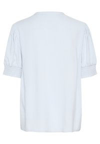 Blusa azzurro chiaro a maniche corte con scollatura rotonda, caratterizzata da maniche puff arricciate e dettagli smock ai polsini, realizzata in tessuto testurizzato.
