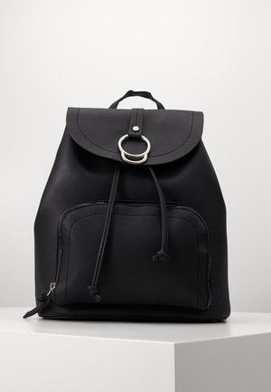 Zaino in pelle nera con tasca frontale con zip, chiusura a coulisse, patta fissata con fibbia ad anello argento e manico superiore.