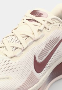 Nike Performance VOMERO 18 - Road running shoes - pale ivory/dark team red/red sepia/silt red/phantom