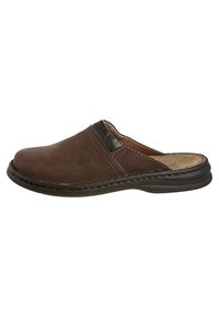 Brun læder slip-on sko med lav profil, buet form, kontrasterende mørk læderaccent og synlige syninger langs kanterne.