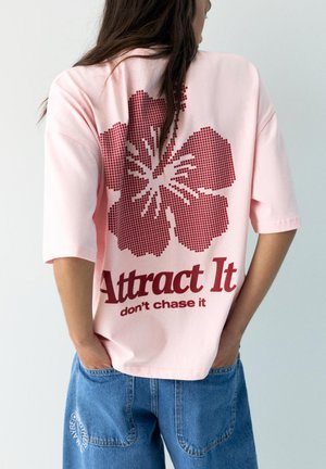 PULL&BEAR SHORT SLEEVE WITH PRINTED GRAPHIC - T-SHIRT - T-Shirt print - pink