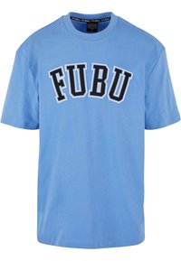 Tricou din bumbac de culoare albastru deschis, cu un logo îndrăzneț, alb și negru, "FUBU" pe piept. Are mâneci scurte și decolteu rotund.