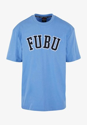 Világoskék pamut póló, amelyen egy merész, fekete-fehér "FUBU" logó található a mellkason. Rövid ujjú és kerek nyakkivágású.