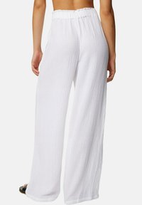 Marks & Spencer PURE COTTON ELASTICATED WAIST RELAXED TROUSERS - Strandaccessoire - soft white