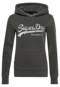 Hanorac gri închis cu un buzunar frontal tip kangaroo, șnururi și un logo grafic care citește "SuperDry Brooklyn NY" în alb și albastru.