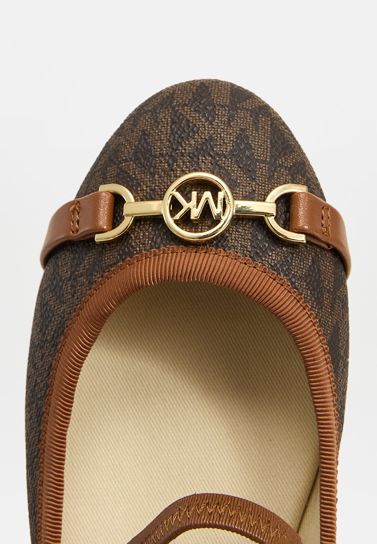 Tessuto marrone con motivo piatto, dotato di una cintura in pelle beige con un dettaglio del logo "MK" dorato. Fodera interna morbida e bordi cuciti.