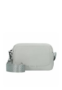 Bolso cruzado de cuero gris claro con cierre de cremallera, que presenta una correa plateada con un patrón y un sutil logo embosado en la parte frontal.