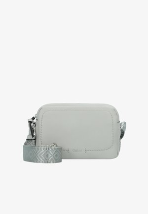 Bolso cruzado de cuero gris claro con cierre de cremallera, que presenta una correa plateada con un patrón y un sutil logo embosado en la parte frontal.