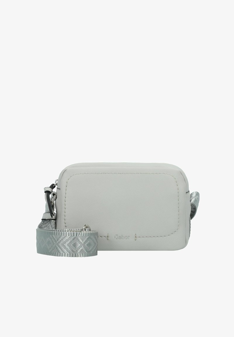 Bolso cruzado de cuero gris claro con cierre de cremallera, que presenta una correa plateada con un patrón y un sutil logo embosado en la parte frontal.