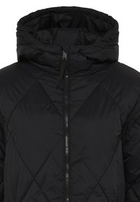 Veste isolante noire avec un design matelassé, un col haut et une fermeture éclair à l'avant avec un tirant. Texture de tissu lisse et brillant.