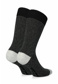 Czarne i szare skarpetki w paski z jednolitym czarnym czubkiem i jasnoszarymi palcami. Miękka dzianina; wyraźne logo marki na podeszwie.