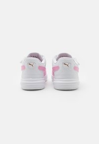 Sneakers bianchi con dettagli rosa sui lati, caratterizzati da un tallone texturizzato e un logo dorato sul retro, progettati per comfort e stile.