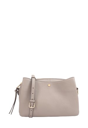 Sac à main en cuir gris au design minimaliste, avec un dessus arrondi, un point d'accent doré et une bandoulière réglable.