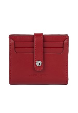 Portafoglio in pelle rossa con finitura testurizzata, dotato di numerosi scomparti per carte e chiusura a scatto, con brand impressa sul davanti.