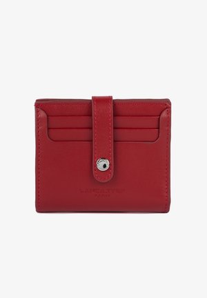 Portafoglio in pelle rossa con finitura testurizzata, dotato di numerosi scomparti per carte e chiusura a scatto, con brand impressa sul davanti.