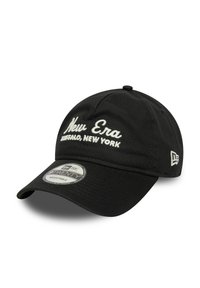 Črna bejzbol kapa iz blaga, s tanko belo vezeno napisom "New Era BUFFALO, NEW YORK" in označbo znamke, nastavljiv trak na hrbtni strani.