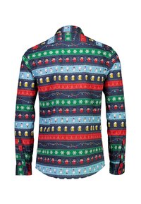 Langsleeve shirt met een kleurrijk patroon van sneeuwmannen, biertjes en versieringen op een marineblauwe achtergrond met groene, rode en blauwe accenten.